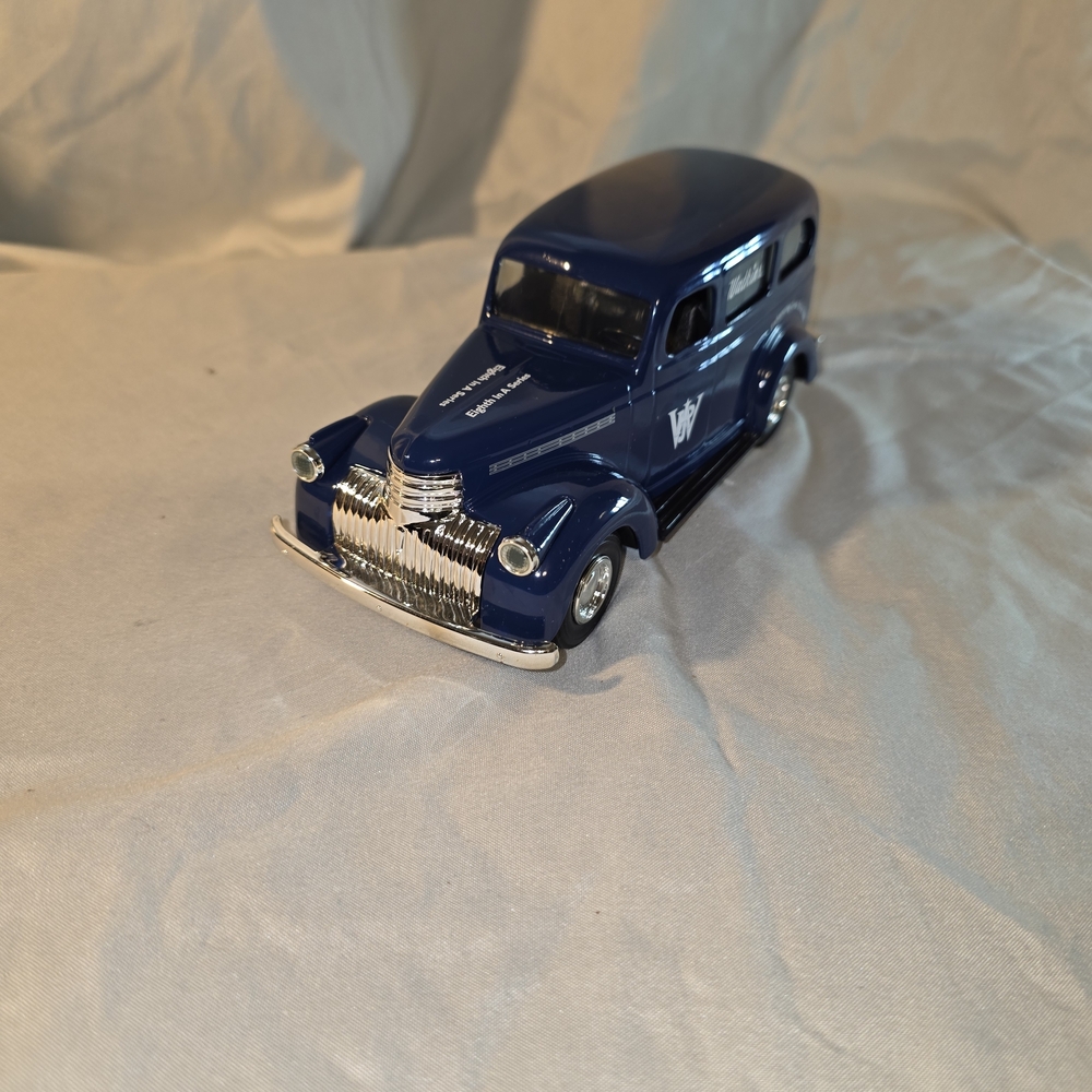 ERTL Collectibles 1946 Chevy Suburban
